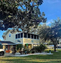 Building Photo - "Charming 4-Bed, 3-Bath Waterfront Home in Weeki Wachee Gardens"