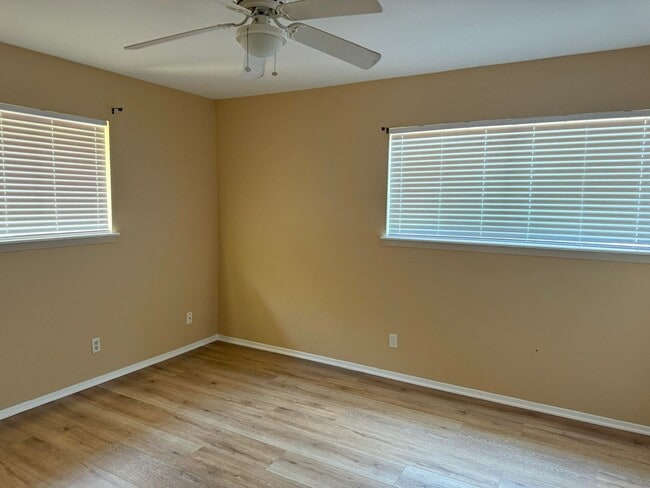 Building Photo - 1005 Vly Frg Dr