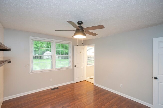 Building Photo - 1143 Bayview Dr