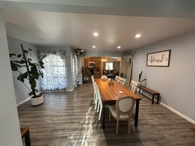 Building Photo - Desirable 3 Bedroom 2 Bathroom House