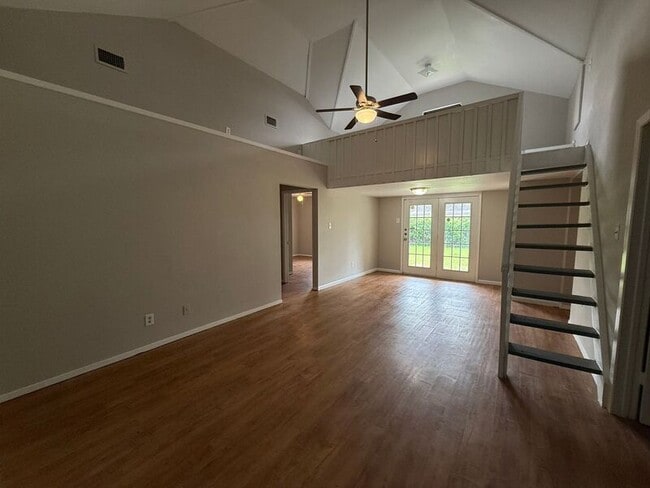 Building Photo - 609 Trout St