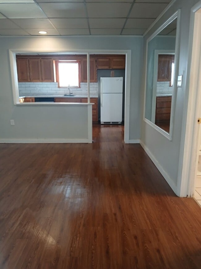 Building Photo - Charming & Convenient 2 bedroom 1 bathroom