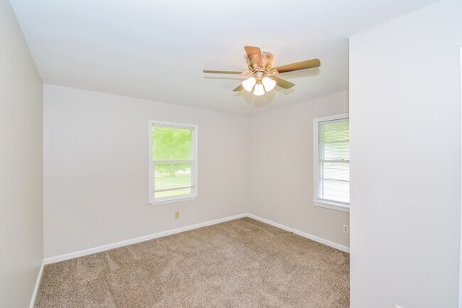 Building Photo - 3 Bedroom in Clarksville!