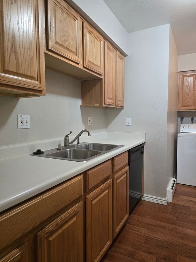Building Photo - Cute end unit townhome 3-bedroom 2 baths in Thornton.