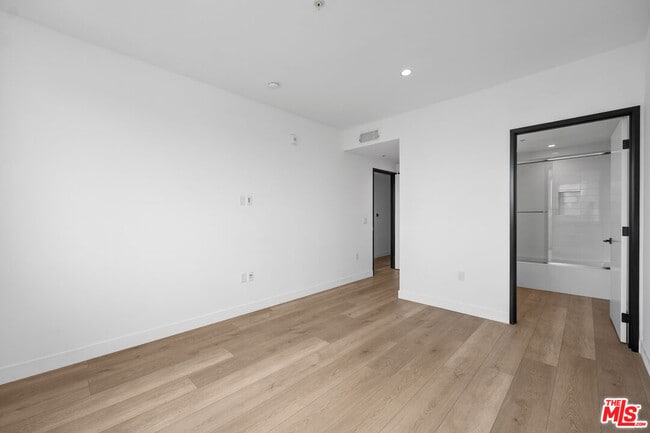 Building Photo - 957 Figueroa Terrace
