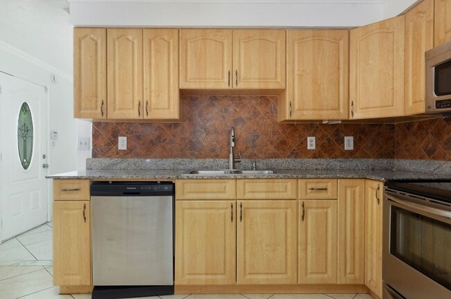 Building Photo - 3/2 Ranch with great outdoor space