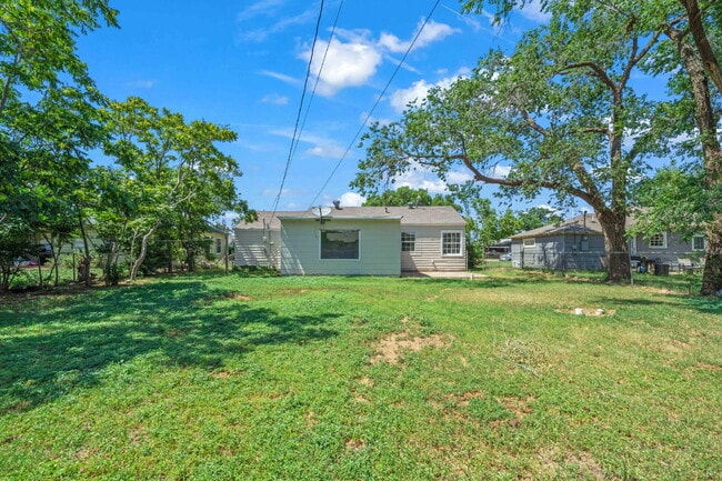 Building Photo - Large & Updated Home, Minutes from Texas Tech