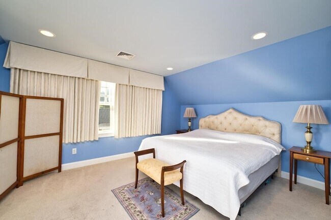 Building Photo - 73 Bayside Ave