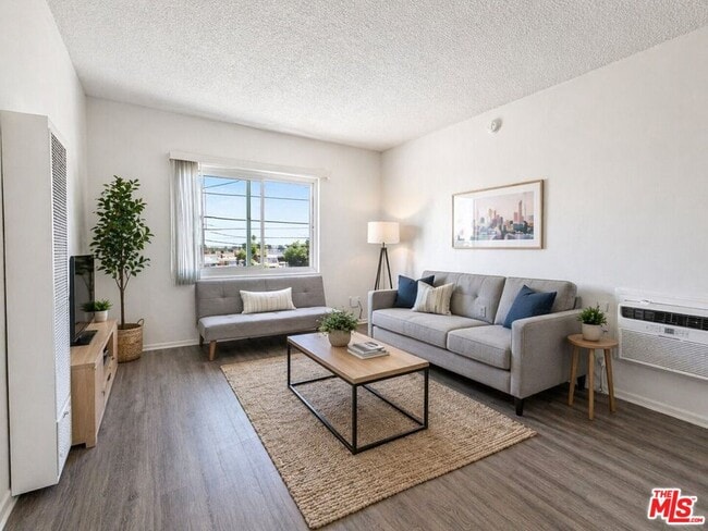 Building Photo - 1133 W 36th Pl