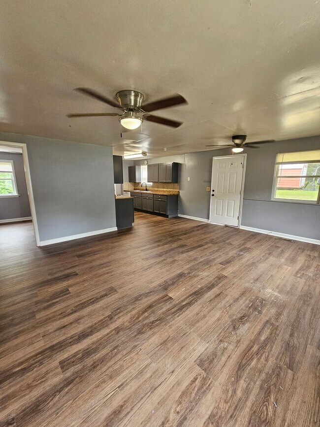 Building Photo - Home in Benton