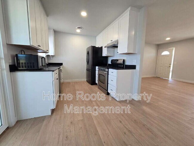 Building Photo - 1309 W Beech Dr
