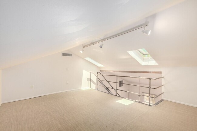Building Photo - Gorgeous Loft near Roosevelt Row!