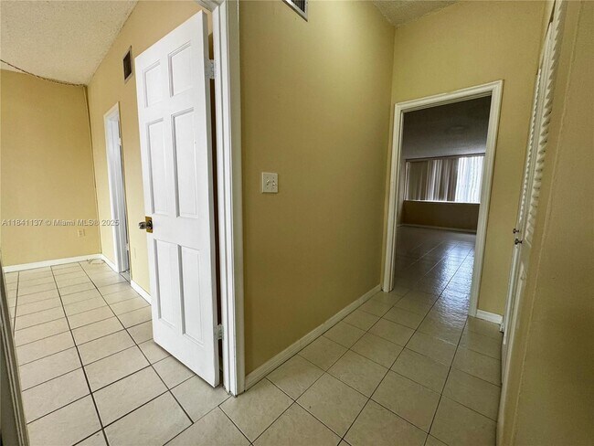 Building Photo - 6312 SW 139th Ct