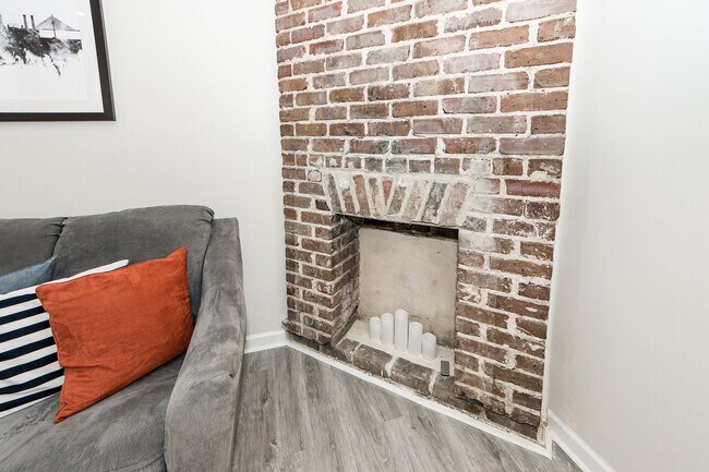 Building Photo - 3 BD 2.5 Bath Charming Home