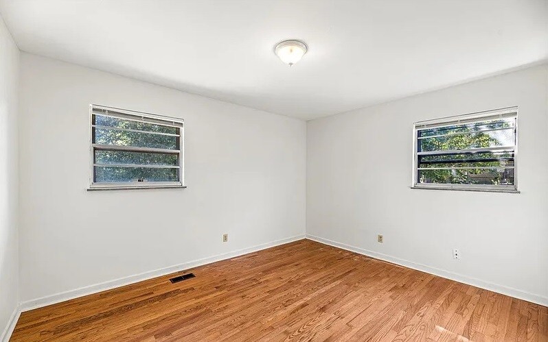 Building Photo - 1700 S Hills Dr