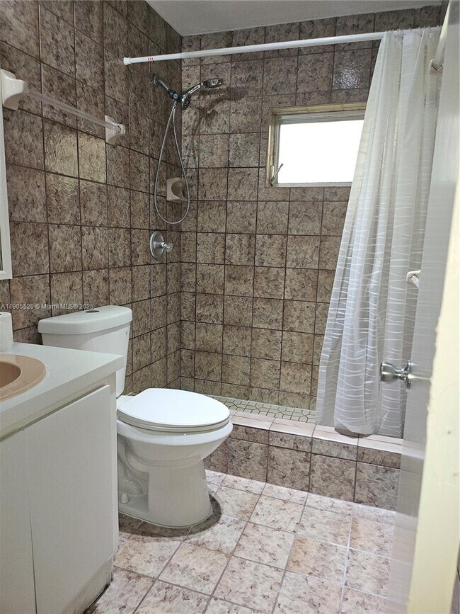 Building Photo - 305 SE 12th Ave