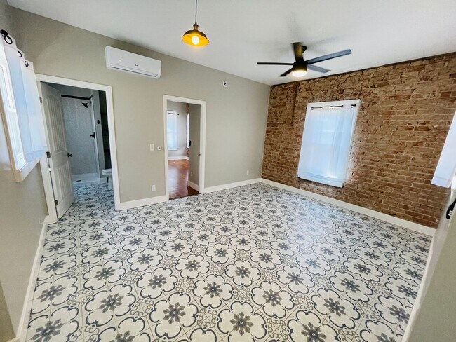 Building Photo - COMING SOON! 1 Bed / 1 Bath Cottage in U o...