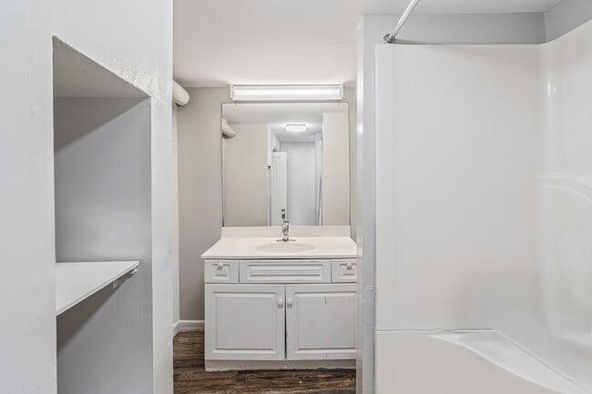 Building Photo - 1606 Laurel Ave