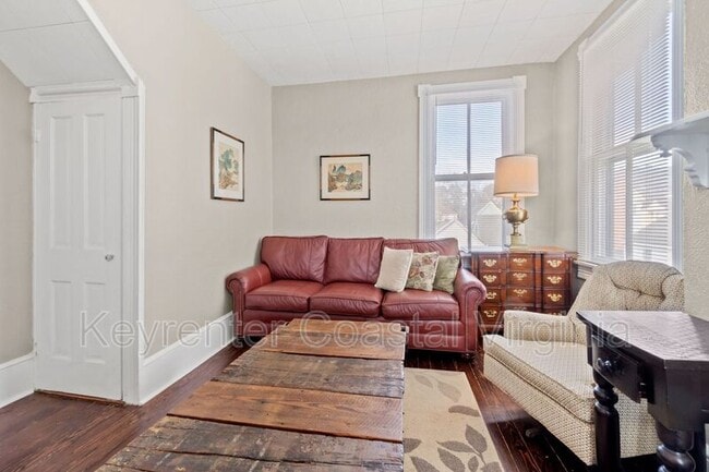 Building Photo - 338 Main St