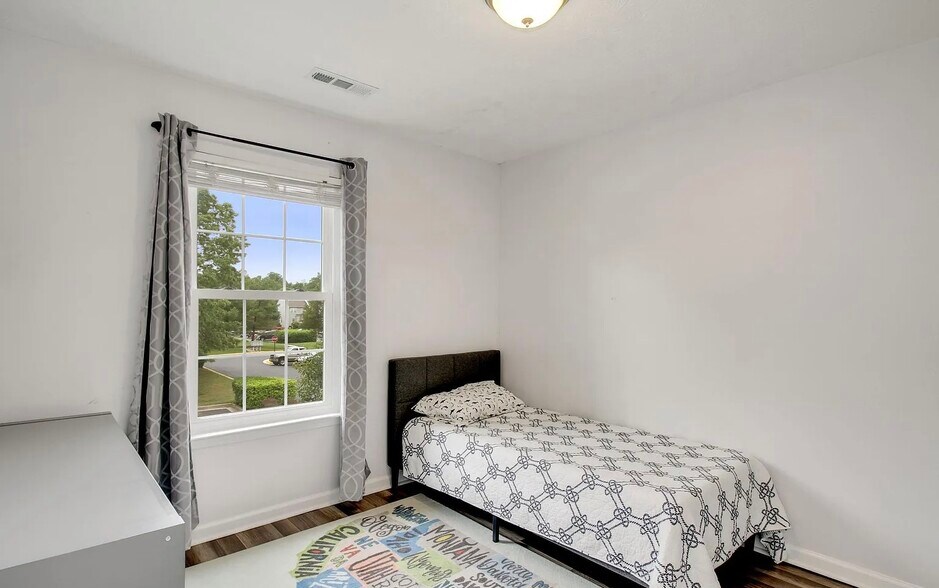 Building Photo - 254 Seneca Ter