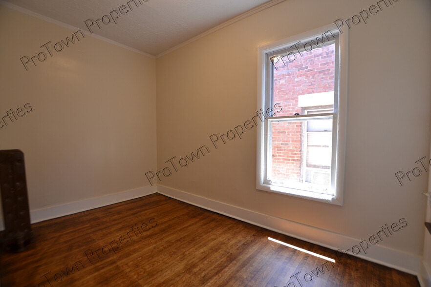 Building Photo - 208 N Hickory St