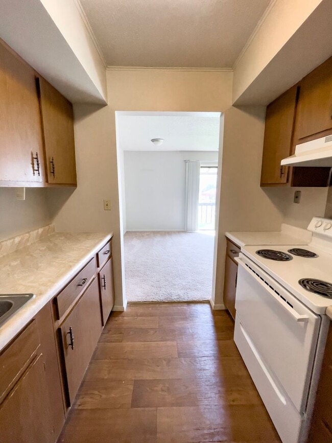 Building Photo - Spacious 2 Bedroom!