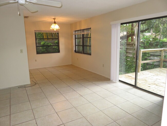 Building Photo - Open and bright 2/2 with garage