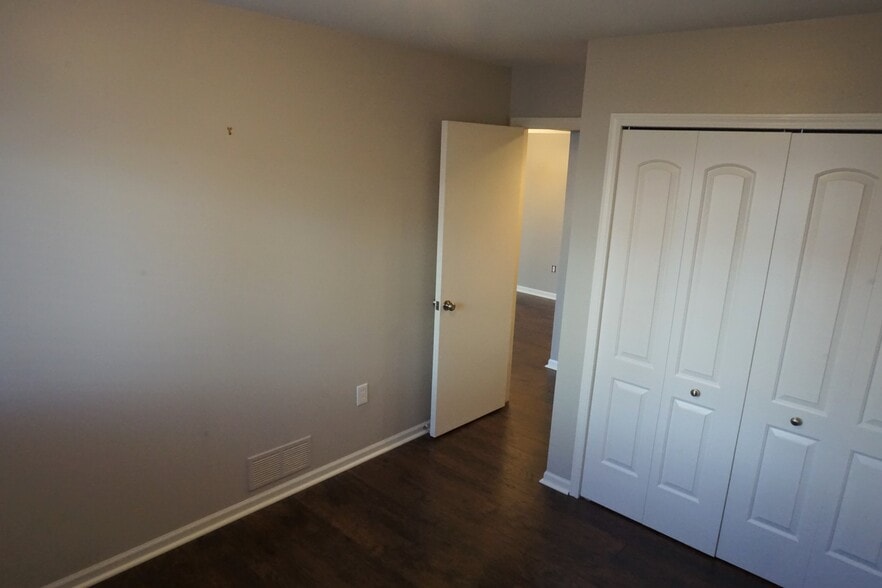 Building Photo - 114 Pinewood Dr