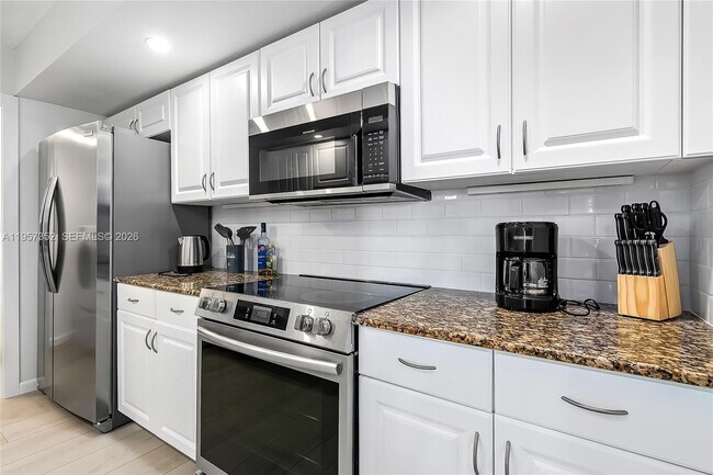 Building Photo - 6917 Collins Ave