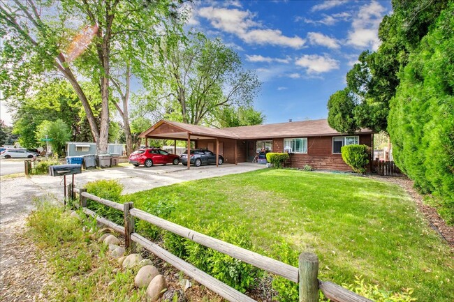 Building Photo - Cute Boise Bench Duplex!