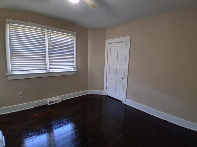 Building Photo - 206 W 7th St