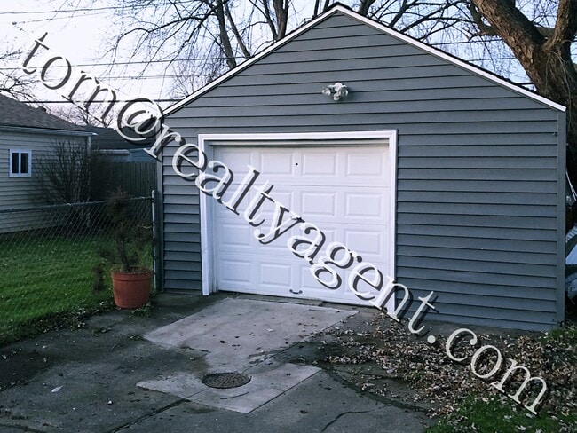 Building Photo - 1020 Dartmoor Ave