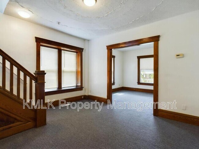 Building Photo - 695 Kling St