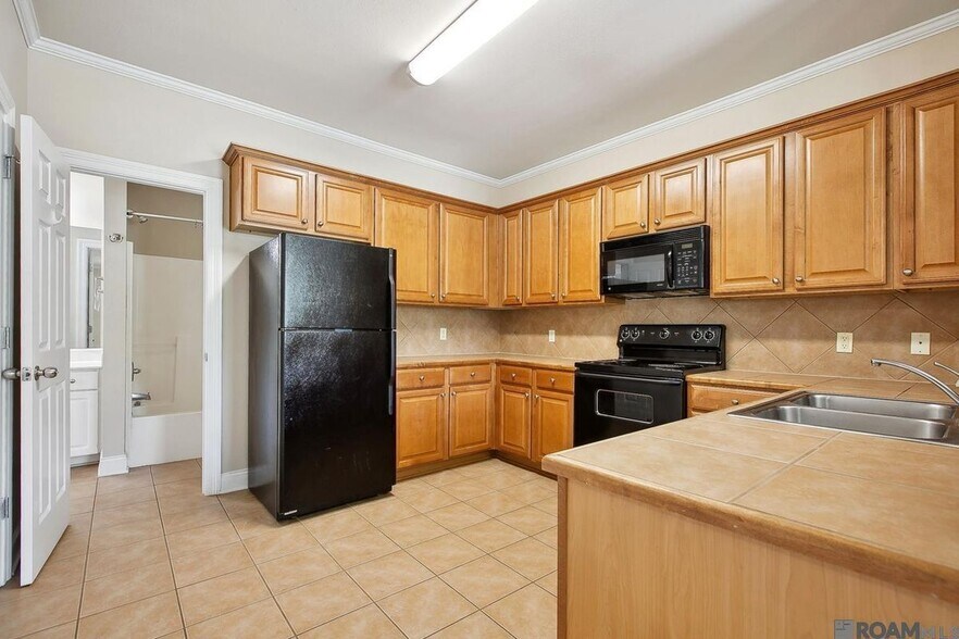 Building Photo - 7300 Burbank Dr
