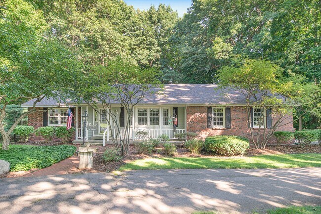 Building Photo - Beautiful 3BD/2.5BA Ranch in Park-like Set...