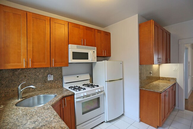 Building Photo - Top, third floor 2BR/1BA on Nob Hill class...