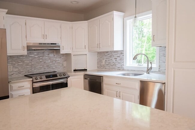 Building Photo - 55 Country Club Cir