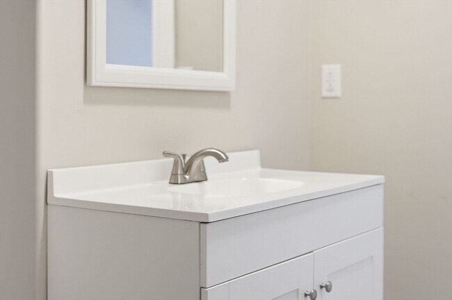 Building Photo - 7 Maple St