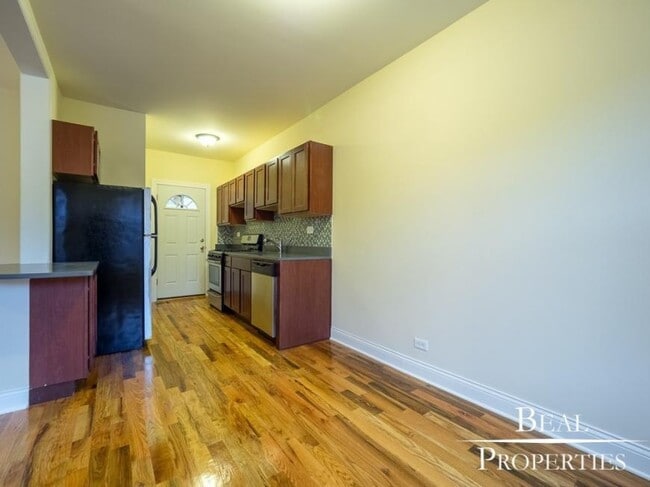 Building Photo - 1 bedroom in CHICAGO IL 60657