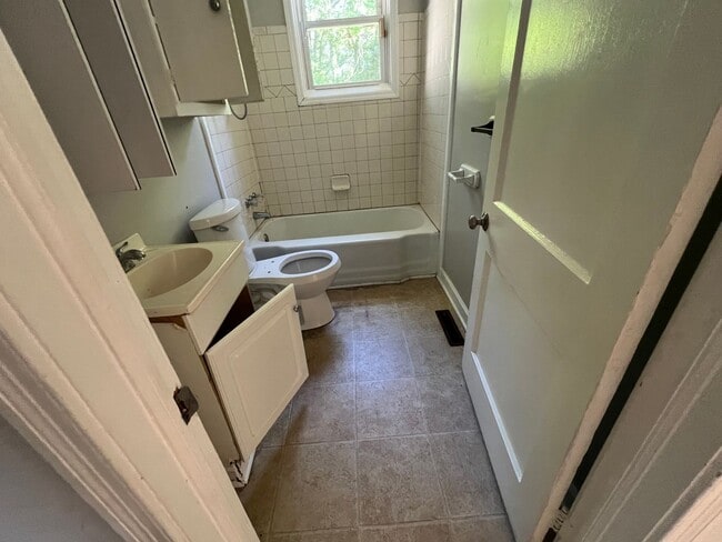 Building Photo - 3 Bedroom 1 Bath for rent