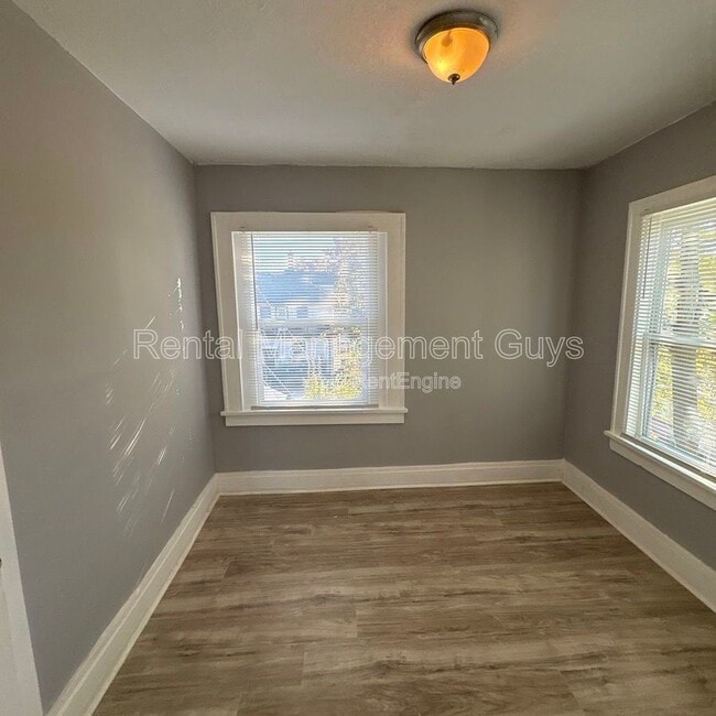 Building Photo - 4216 N Bryant Ave