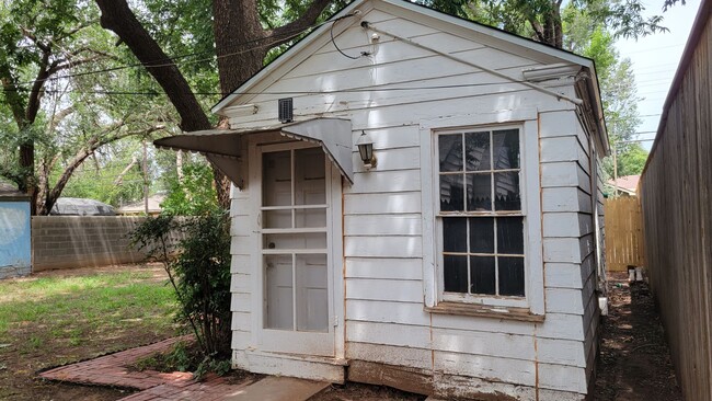 Building Photo - PRE-LEASING FOR September! Quiet Quaint Pr...