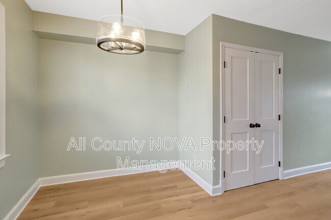 Building Photo - 2405 Arlington Blvd