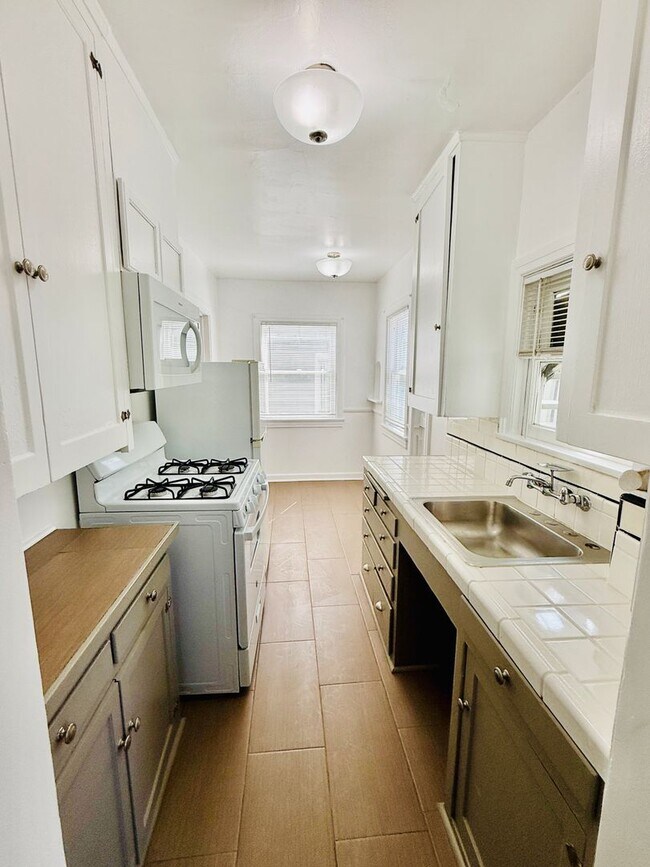 Building Photo - 1801 W 39th St