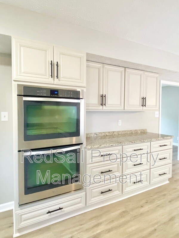 Building Photo - 709 Chatsworth Dr
