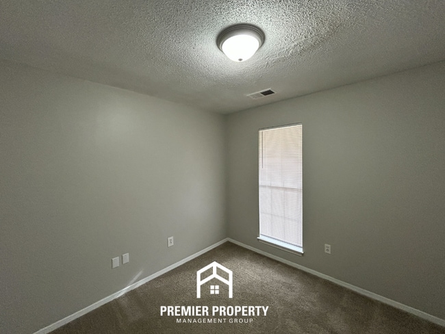 Building Photo - 3760 Ivanhoe Dr