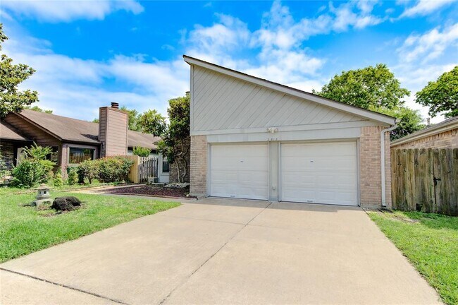 Building Photo - 2818 Crest Park Dr