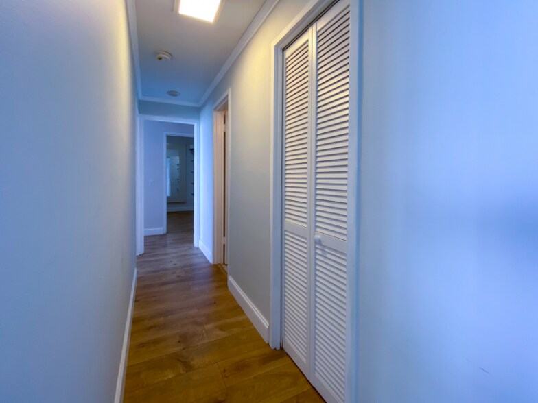 Building Photo - 3505 S Ocean Dr