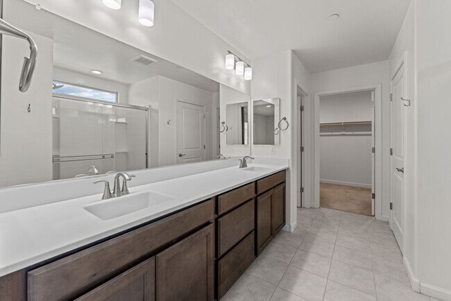 Building Photo - 4 Bedroom 2.5 Bathroom