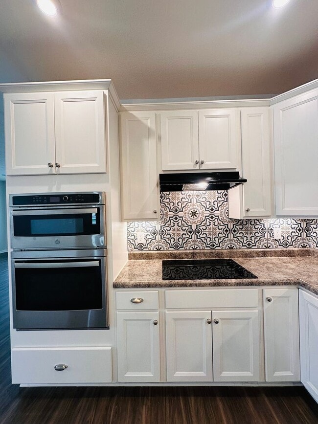 Building Photo - Contemporary Comfort Meets Convenience in Mt. Washington